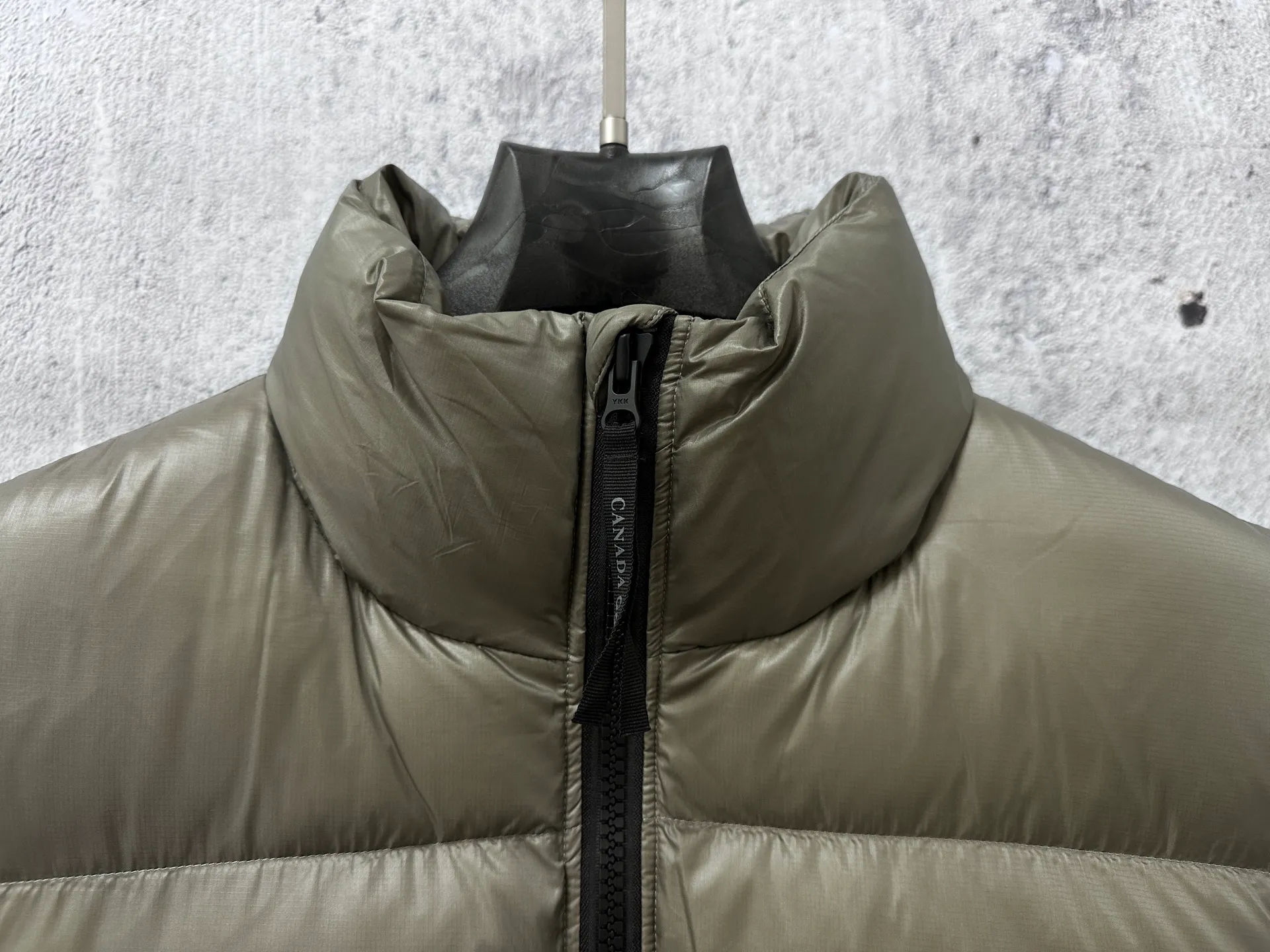 P560 [Canada Goose] Big Goose🦢Puff Down Vest has always been recognized as the warmest down jacket. Various Instagram celebrities, Internet celebrities, and celebrities often wear it for street photos. I make Canada Goose every year, but I still can't get rid of my love for it. No matter how cold the days are, there is no need to be afraid, because there is! Filled with 90% white duck down, it is the legendary warmest down jacket and is known as a must-have for Arctic outdoor sports! The most popular down jacket in the world, celebrities are rushing to buy it, it is a must-have! Size: XS-XL